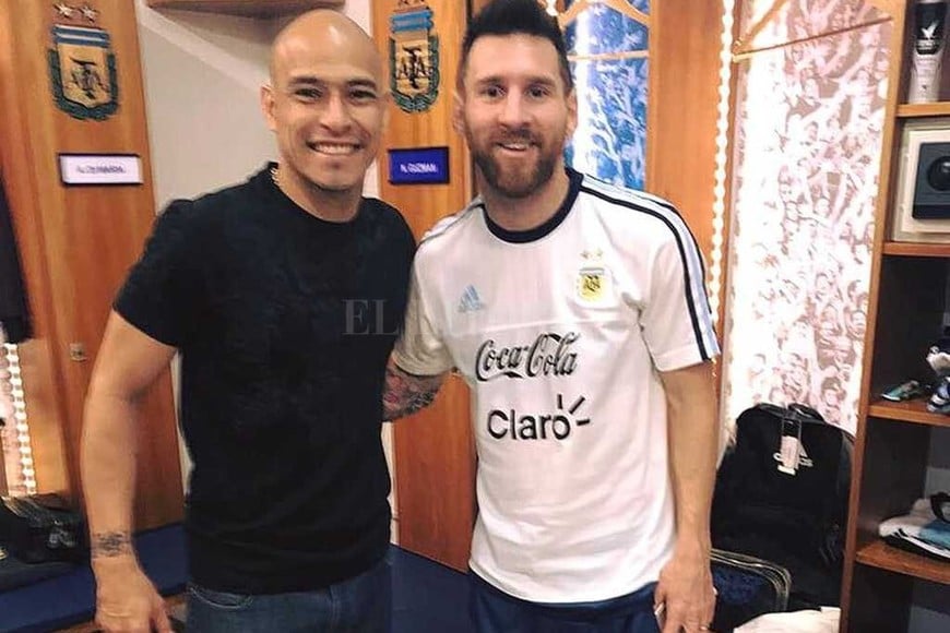 ELLITORAL_192410 |  Instagram Clemente Rodríguez lemente con Messi. Aprovechando el viernes a la tarde libre, además del sábado y domingo sin entrenamientos, varios de los futbolistas de Colón se dedicaron a estar en sus lugares de origen. En el caso de Clemente Rodríguez, que jugó con Messi el Mundial de 2010 en Sudáfrica, pasó por el predio de Ezeiza a saludar al  10  y desearle suerte en el partido de mañana contra Ecuador.  Visitando a la Selección, estamos con ustedes , subió en sus cuentas de redes sociales.