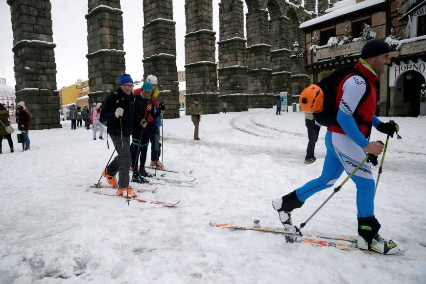 ELLITORAL_200171 |  El País Un grupo de personas con esquís de fondo se desliza junto al Acueducto de Segovia donde la nieve superó los treinta centímetros.