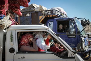 ELLITORAL_217572 |  dpa Refugiados sirios parten en camiones cargados de pertenencias desde un campamento de Arsal, en el Líbano, con rumbo hacia Siria el 23/07/2018. Más de 800 refugiados sirios regresaron a su país en un convoy que cruzó la frontera. En el pueblo libanés viven en campamentos informales unos 40.000 refugiados.