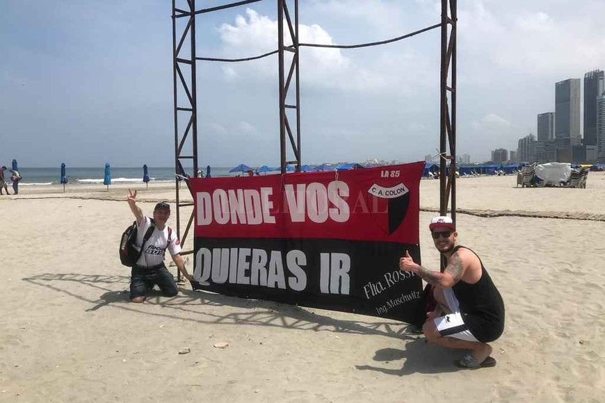 ELLITORAL_223884 |  El Litoral La avanzada sabalera en Cartagena, a poco más de 100 kilómetros de Barranquilla. Gabriel y Ramiro Rossi disfrutan de la playa mientras se acerca la hora del partido.