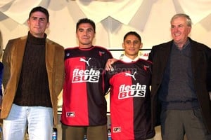Mercedes Pardo. En una presentación de la camiseta, junto a Fuertes, Giovanny Hernández y Vignatti.