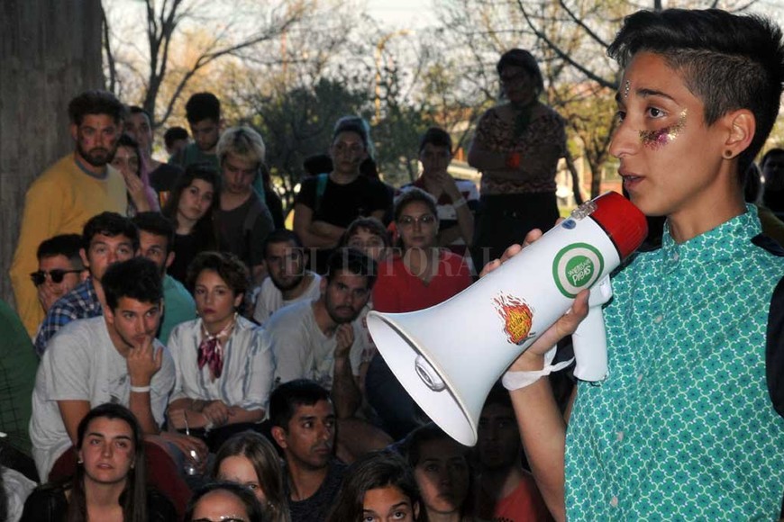 ELLITORAL_222239 | Luis Cetraro Distintivos. Listón, megáfono y glitter: insignias que marcaron la asamblea.