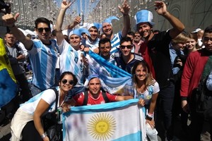 ELLITORAL_214268 |  El Litoral Los santafesinos en la peatonal de la Plaza Roja, el lugar de concentración de los argentinos. También se infiltraron algunos entrerrianos, entre ellos una pariente de Willy Caballero, el oriundo de Santa Elena.