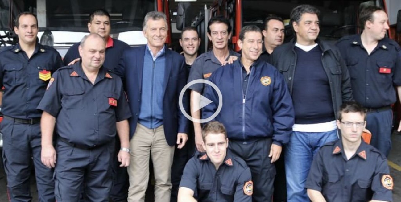 En el Día del Trabajador, Macri visitó un cuartel de bomberos voluntarios 