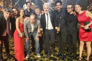 ELLITORAL_230847 |  Web Metro 95.1 El Equipo de  Perros de la Calle  en festejo por el Martín Fierro de Oro otorgado a Andy Kusnetzoff