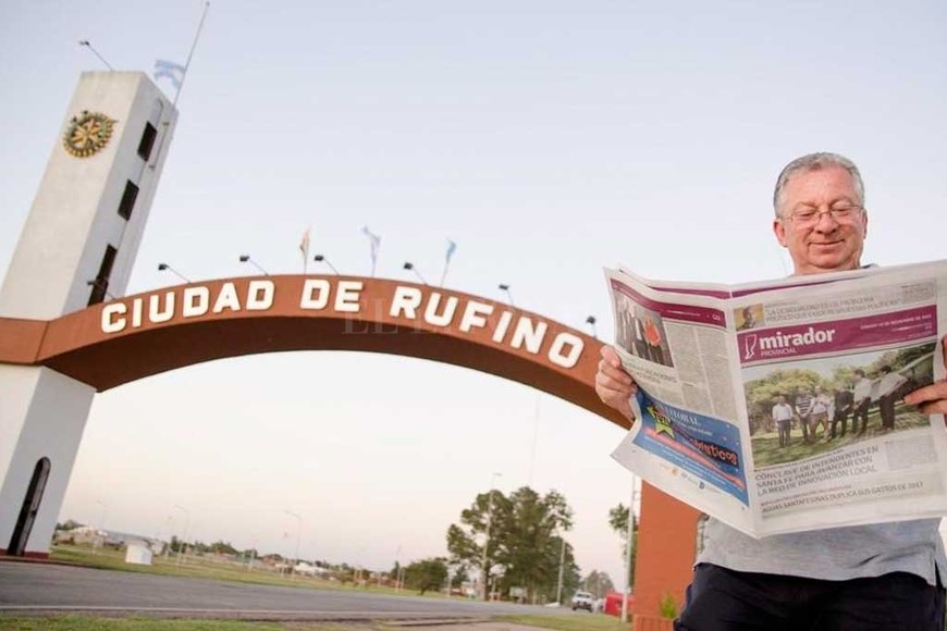 ELLITORAL_230481 |  Romina Urquiza EN RUFINO. Oscar Tolosa sostiene un Mirador Provincial en la entrada de la ciudad más austral de la Bota.