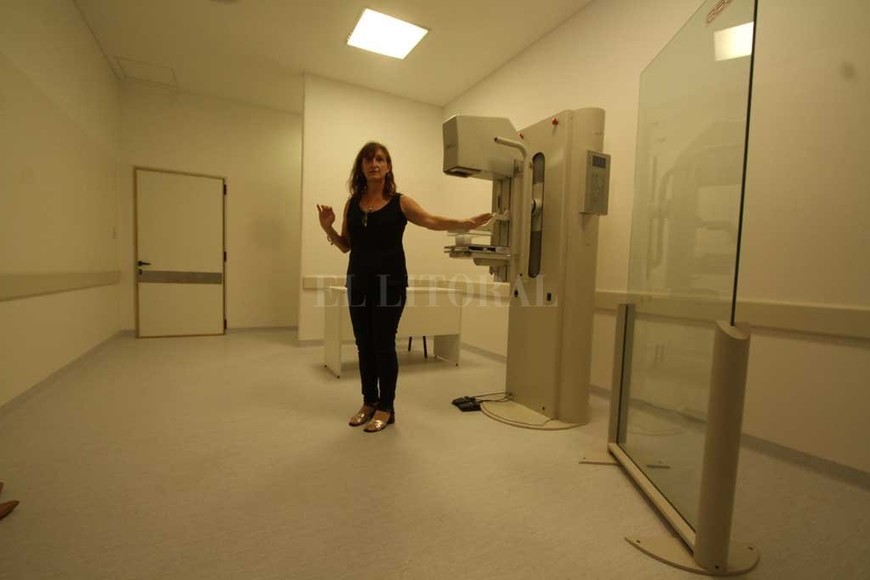 ELLITORAL_203156 |  Guillermo Di Salvatore Mamógrafías. Hay dos mamógrafos, por ello podrán realizarse controles 64 mujeres por día entre los dos artefactos.