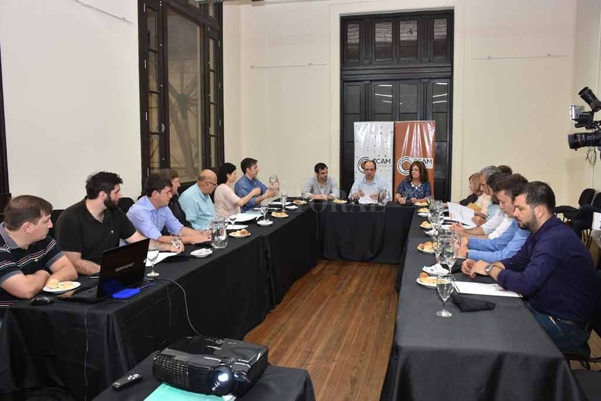 ELLITORAL_233328 |  Flavio Raina El intendente Corral presidió la reunión junto a Adriana Molina, del Ente de Coordinación del Área Metropolitana, y Francisco Sotelo, de la Agencia de Administración de Bienes del Estado.