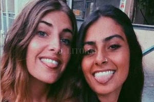 ELLITORAL_257839 |  Instagram Renata Segal (izq) junto a su amiga en una de las fotos del viaje, que ahora se convirtió en una pesadilla