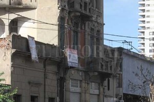 ELLITORAL_181236 |  Mauricio Garín Inspecciones. La Municipalidad visitó esta semana la obra de reformas de la casa vecina a la Cingolani y detectó irregularidades en ambas.