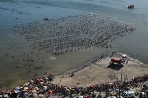ELLITORAL_172237 |  Télam Más de dos mil personas provenientes de distintos puntos del país se hicieron presentes en el Lago Epecuén para romper el Récor Guiness