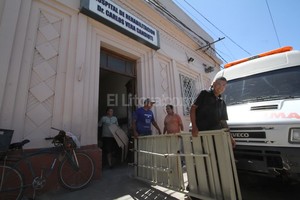 ELLITORAL_169155 |  Mauricio Garin En pleno trabajo. Durante el día, los obreros ejecutan las tareas de mejora en un hospital cuya demanda de atención, se incrementa cada año.