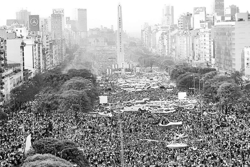 ELLITORAL_250020 |  Archivo El Litoral Octubre de 1983. Histórico cierre de campaña de Raúl Alfonsín en Buenos Aires. Volvía la democracia. El Siglo XX ha terminado definitivamente y con él los multitudinarios actos. Hoy las estrellas son las herramientas tecnológicas, Big Data, Small Data, Micro Data.