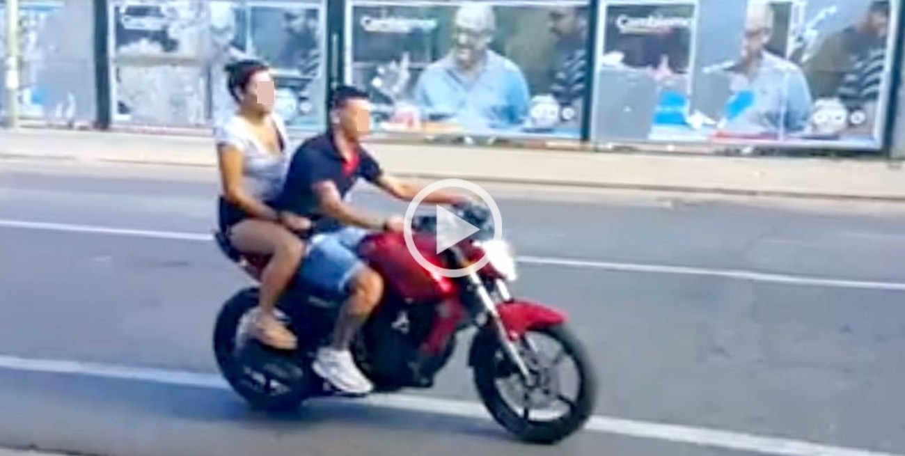 En moto, sin casco y en contramano por calle Mendoza