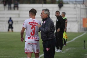 ELLITORAL_211532 |  Pablo Aguirre Operativo Madelón. No sólo porque hay que renovar el vínculo con el entrenador en el Mundo Unión ?Leo había firmado por un año? sino por la exigencia de crecimiento que desea el entrenador para el fútbol profesional tatengue de cara a lo que viene: Superliga, Copa Argentina y la próxima Copa Sudamericana 2019. Hay algunas gestiones que son clave para dar el primer paso: mantener la base y después reforzar este rendidor plantel.