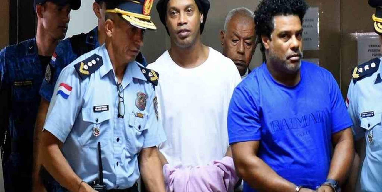 Se filtró una foto de Ronaldinho detenido en Paraguay