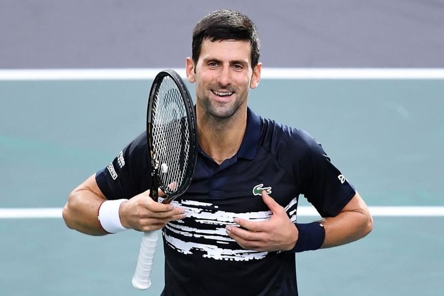 ELLITORAL_269020 |   Serbia's Novak Djokovic (R) celebrates after winning against Greece's Stefanos Tsitsipas during their men's singles quarter-final tennis match at the ATP World Tour Masters 1000 - Rolex Paris Masters - indoor tennis tournament at The AccorHotels Arena in Paris on November 1, 2019. (Photo by Christophe ARCHAMBAULT / AFP)