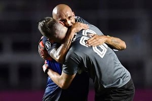ELLITORAL_238129 |  NELSON ALMEIDA Argentina's Talleres players Guido Herrera (R) and Pablo Guinazu (L) celebrate after defeating Brazil's Sao Paulo during their 2019 Copa Libertadores football match held at Morumbi stadium, in Sao Paulo, Brazil, on February 13, 2019. (Photo by NELSON ALMEIDA / AFP)
