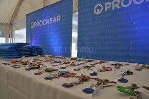 ELLITORAL_224852 |  Luis Cetraro Las llaves esperaban sobre la mesa. Empezó el acto oficial y fueron siendo entregadas a sus dueños. En cada recepción había rostros de una emoción que no podía contenerse.