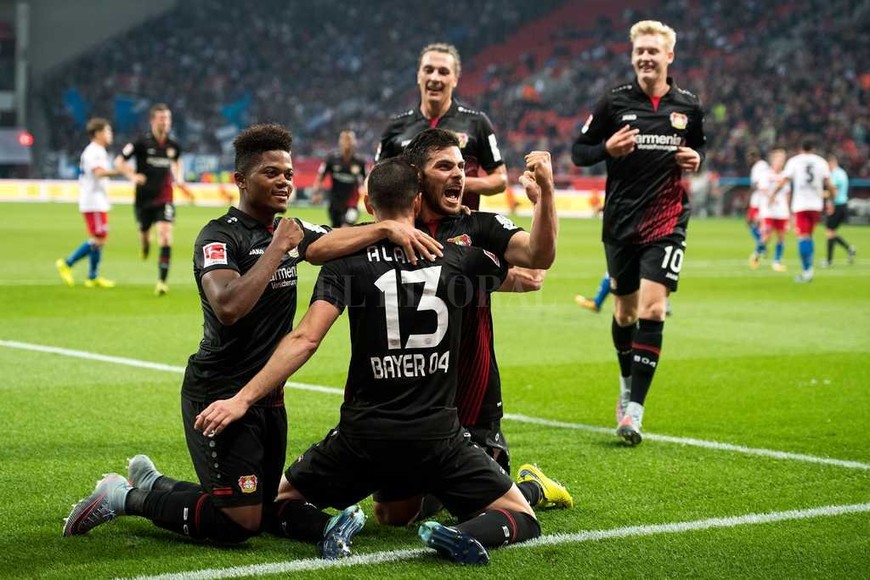 ELLITORAL_191589 |  Agencia EFE ¿Cómo se dice gol en alemán? Alario festeja con sus compañeros el primer gol marcado con la camiseta del club alemán.