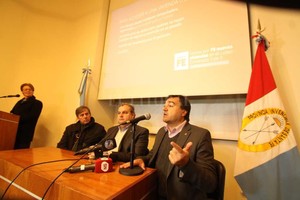 Guillermo Di Salvatore Conferencia. Mientras Leone se ocupó de brindar detalles del sistema web, el ministro Pablo Farías y el senador Emilio Jatón, hicieron hincapié en la accesibilidad del sitio y la transparencia.