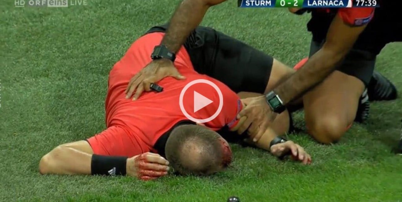Video: Agredieron a un árbitro en la Europa League
