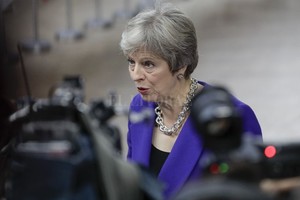 ELLITORAL_226600 |  dpa a primera ministra de Reino Unido, Theresa May, habla con los medios a su llegada a la cumbre de jefes de Estado y de gobierno de la Unión Europea.