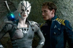 Gentileza Paramount Pictures El navegante Pavel Chekov (Anton Yelchin, quien falleció después del rodaje) junto a la alienígena Jaylah (Sofia Boutella), en un planeta inhóspito.