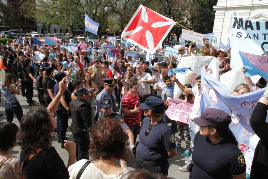 ELLITORAL_225882 |  Luis Cetraro SESI . Sin Educación Sexual Integral. Con distintas figuras, algunos senadores radicales y peronistas buscan permitirles a las escuelas privadas elegir los contenidos. Así, habrá -por ejemplo-  Educación para el amor . (El 20 de septiembre hubo una manifestación en contra, muy numerosa, y otra a favor, menos nutrida, de la ESI).