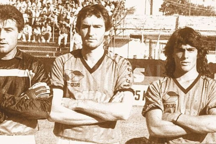 ELLITORAL_292733 |  Archivo El Litoral Godano jugador Integró varios equipos que pelearon el ascenso. Uno de ellos fue cuando al club llegaron Escobedo, Civarelli, Míguez y Nicosia, que lo acompañan en la foto. Antes, había tenido dos buenas oportunidades con equipos que se recuerdan, como los de Trigili y Tarabini.