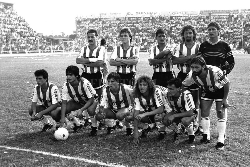 ELLITORAL_206833 |  Archivo El Litoral Equipo de  pesos pesado . Passucci, el primero de la izquierda parado;  el Pepe  Castro, el primero de la izquierda agachado. Los dos protagonizaron un momento ríspido que recién ahora se ventila públicamente. Esta foto es del clásico que salió 1 a 1 en la fase regular del torneo (Verdirame para Colón, Castro de penal para Unión).