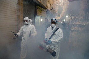 ELLITORAL_289861 |  Rouzbeh Fouladi/ZUMA Wire/dpa 06 March 2020, Iran, Teheran: Firefighters in protective suits disinfect the Tajrish Bazaar amid the coronavirus (Covid-19) outbreak in Tehran. Iranian officials canceled Friday prayer for the second week due to concerns over the spread of coronavirus. Photo: Rouzbeh Fouladi/ZUMA Wire/dpa
ONLY FOR USE IN SPAIN

06 March 2020, Iran, Teheran: Firefighters in protective suits disinfect the Tajrish Bazaar amid the coronavirus (Covid-19) outbreak in Tehran. Iranian officials canceled Friday prayer for the second week due to concerns over the spread of coronavirus. Photo: Rouzbeh Fouladi/ZUMA Wire/dpa

3/6/2020 ONLY FOR USE IN SPAIN