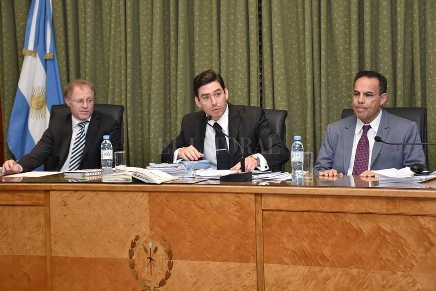 ELLITORAL_260402 |  Flavio Raina La audiencia de Cámara estuvo a cargo del tribunal compuesto por los jueces Gentile Bersano (izq.), Netri (centro) y Tizón (der.).