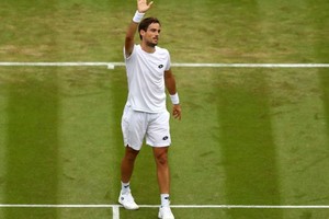 ELLITORAL_216180 |  Internet McDonald pone fin a la aventura de Pella en Wimbledon.