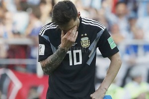 ELLITORAL_219380 |  Archivo El Litoral Lo sufrió. Messi tuvo su peor Mundial, sin dudas influenciado por el pésimo momento de la Selección. Mañana vuelve a una cancha, con la camiseta de Barcelona.