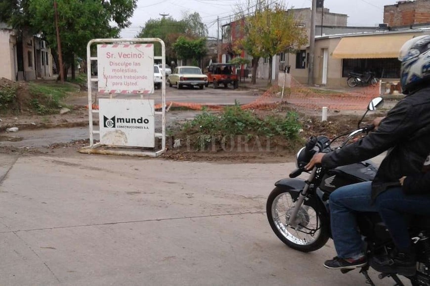 ELLITORAL_180262 |  El Litoral Obra II. En Gobernador Freyre y Gorostiaga le crecieron plantas a los escombros de la obra inconclusa que ocupa toda la ochava.