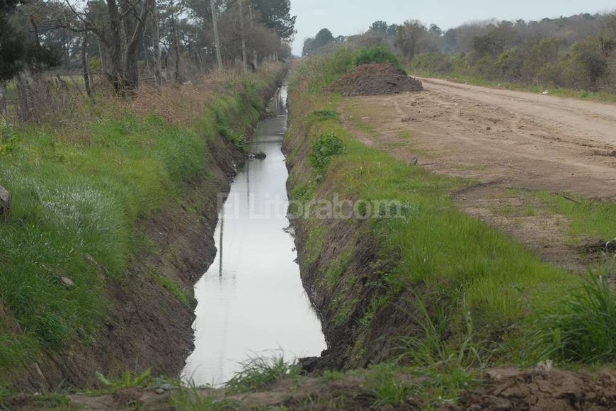 ELLITORAL_157293 | Flavio Raina Uno de los canales de desagües, Las Mandarinas, por el que drena el agua de lluvia de los campos hacia la laguna Setúbal.