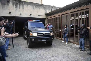 ELLITORAL_286482 |  Gentileza The press surrounds a vehicle of military counterintelligence outside Venezuelan opposition leader and self-proclaimed acting president Juan Guaido's uncle, Juan Jose Marquez, during his home search in Caracas on February 20, 2020. - Marquez was detained Tuesday at the international airport near Caracas while accompanying Guaido on his return trip from a three-week tour to several countries including the US aimed at building pressure on President Nicolas Maduro. (Photo by Federico Parra / AFP) (Photo by FEDERICO PARRA/AFP via Getty Images)