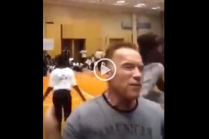Captura digital Momento en el que Schwarzenegger es agredido.