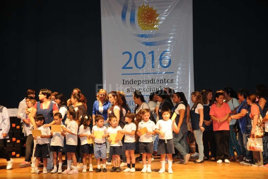 ELLITORAL_140490 |  Flavio Raina elebración. El Movimiento Los Sin Techo realizó esta mañana la Fiesta de la Educación y la Esperanza, en el Teatro Luz y Fuerza, ubicado en Junín 2957.