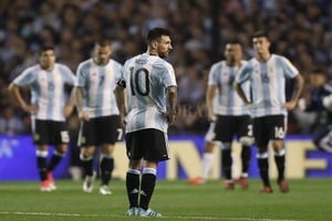 ELLITORAL_192333 |  EFE No lo dejen solo. Lionel Messi trata de encontrar explicaciones. Fue el mejor en el marco de un partido que Argentina mereció ganar, pero falló por falta de contundencia. El estuvo cerca, con un remate que pegó en el palo.