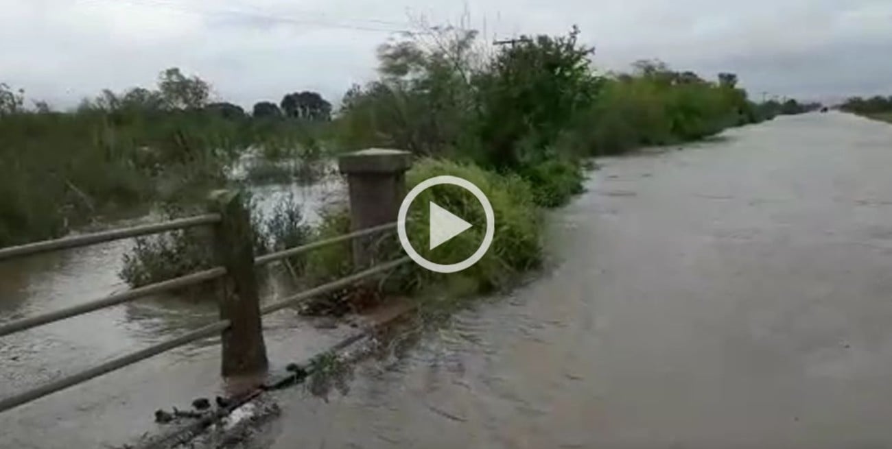 El desborde del Canal San Ignacio sigue inundando campos en Laguna Paiva