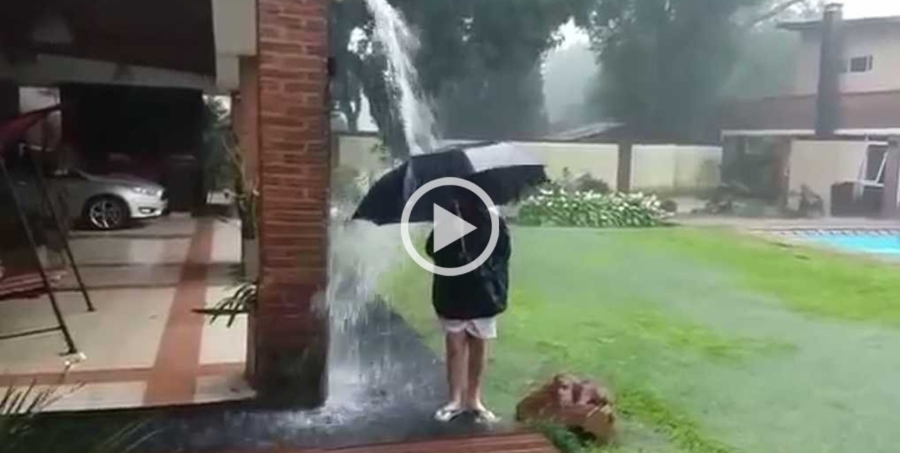 Video: jugaba bajo la lluvia y casi le pega un rayo