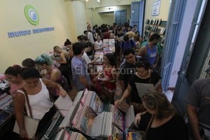 ELLITORAL_145393 |  Mauricio Garín Una locura. Ayer a la tarde más de 100 personas revolvían los cajones en busca de sus películas preferidas. Para pagarlas y retirarlas había que hacer más de tres horas de cola.