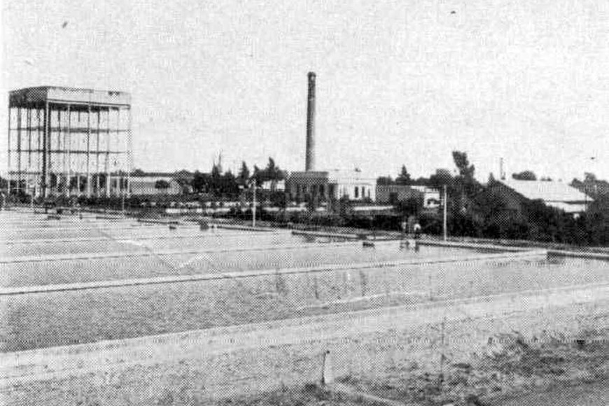 ELLITORAL_195977 |  Archivo El Litoral Los primeros años. Cuando se inauguró, la planta contaba con capacidad instalada para abastecer la demanda de unos 30.000 vecinos. El tanque rectangular era la estructura más elevada del barrio.