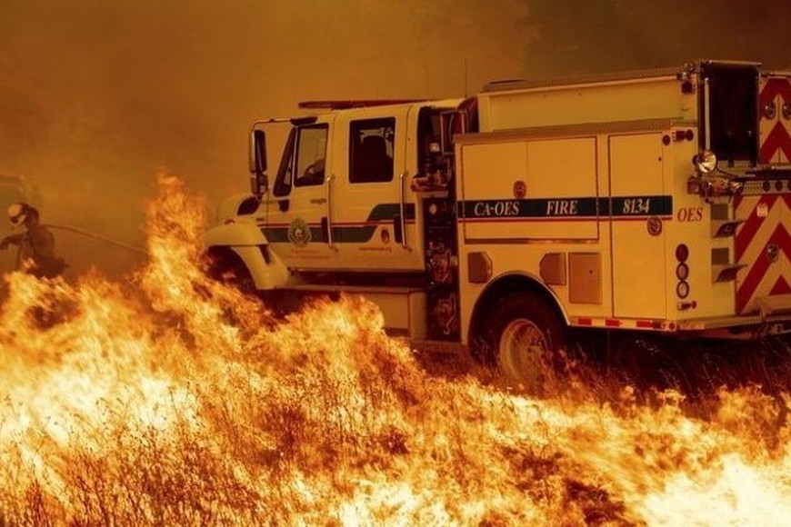 ELLITORAL_215914 |  Internet Incendios forestales en el norte de California amenazan viviendas.