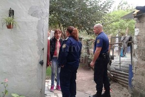 ELLITORAL_178019 |  Danilo Chiapello Esta mañana agentes policiales recabaron información del hecho entre los allegados a la mujer asesinada.