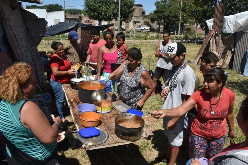 ELLITORAL_287274 |  Flavio Raina Organizados. Las familias asentadas se reúnen al mediodía para cocinar y comer todos juntos. Esperan que se acerquen con soluciones concretas de una vivienda.
