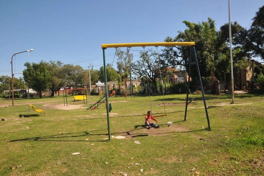 ELLITORAL_177870 |  Flavio Raina Una buena es que todos los juegos de la plaza del barrio están en condiciones y cuenta con iluminación pública.