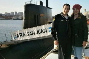 ELLITORAL_196283 |  Facebook G. Suárez Una postal del matrimonio y detrás, el submarino desaparecido hace ocho días.